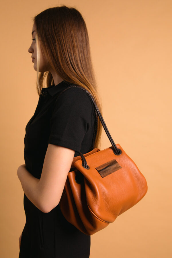 Lori tawny bag in grained leather Caroline De Marchi