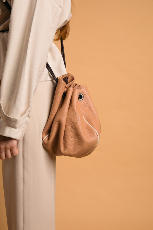 Lori Themis nude bag Caroline De Marchi