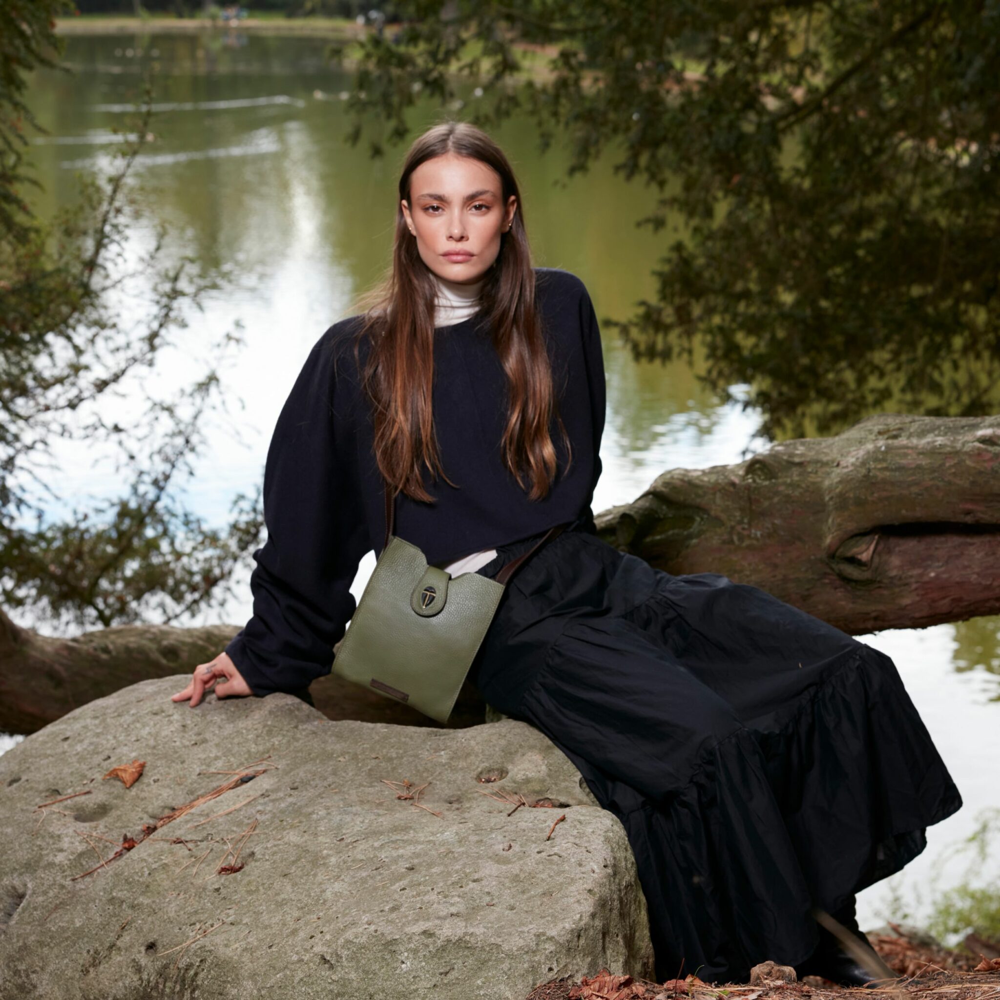 Raph Vanyar kaki leather bag Caroline De Marchi square